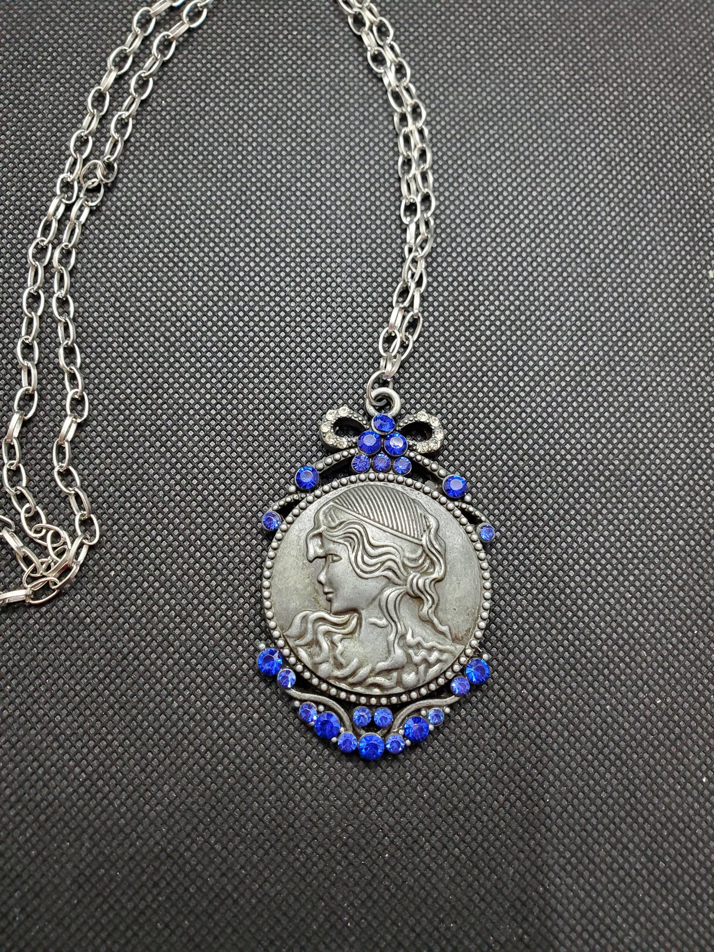 Vintage Style Cameo Pendant Necklace
