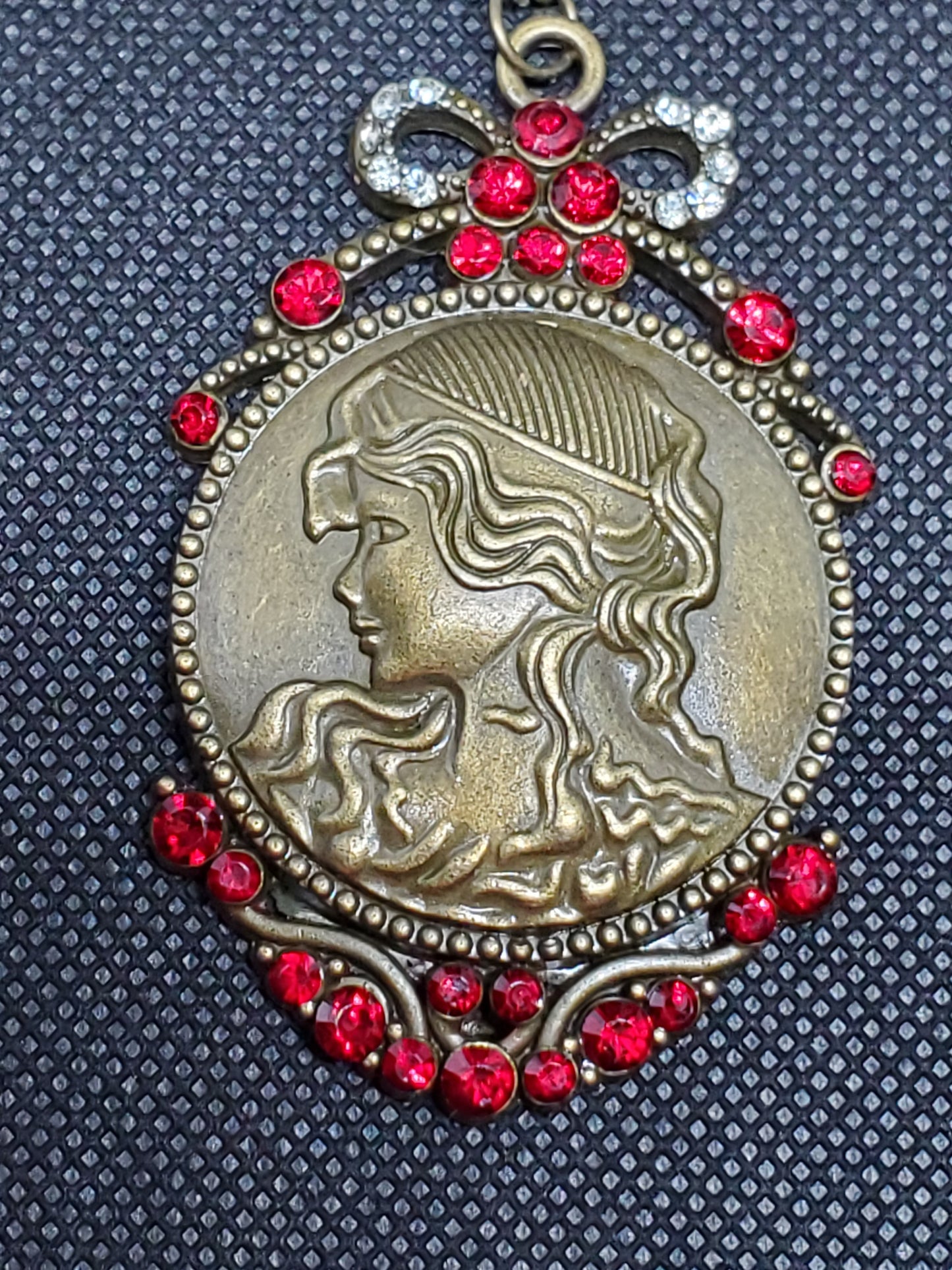 Vintage Style Cameo Pendant Necklace