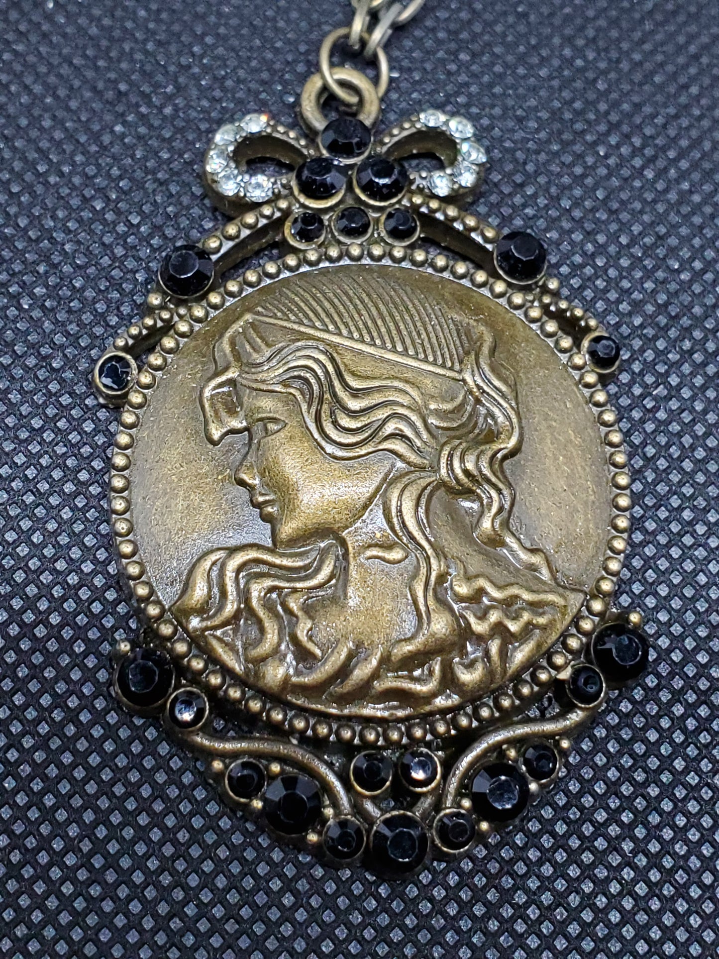 Vintage Style Cameo Pendant Necklace