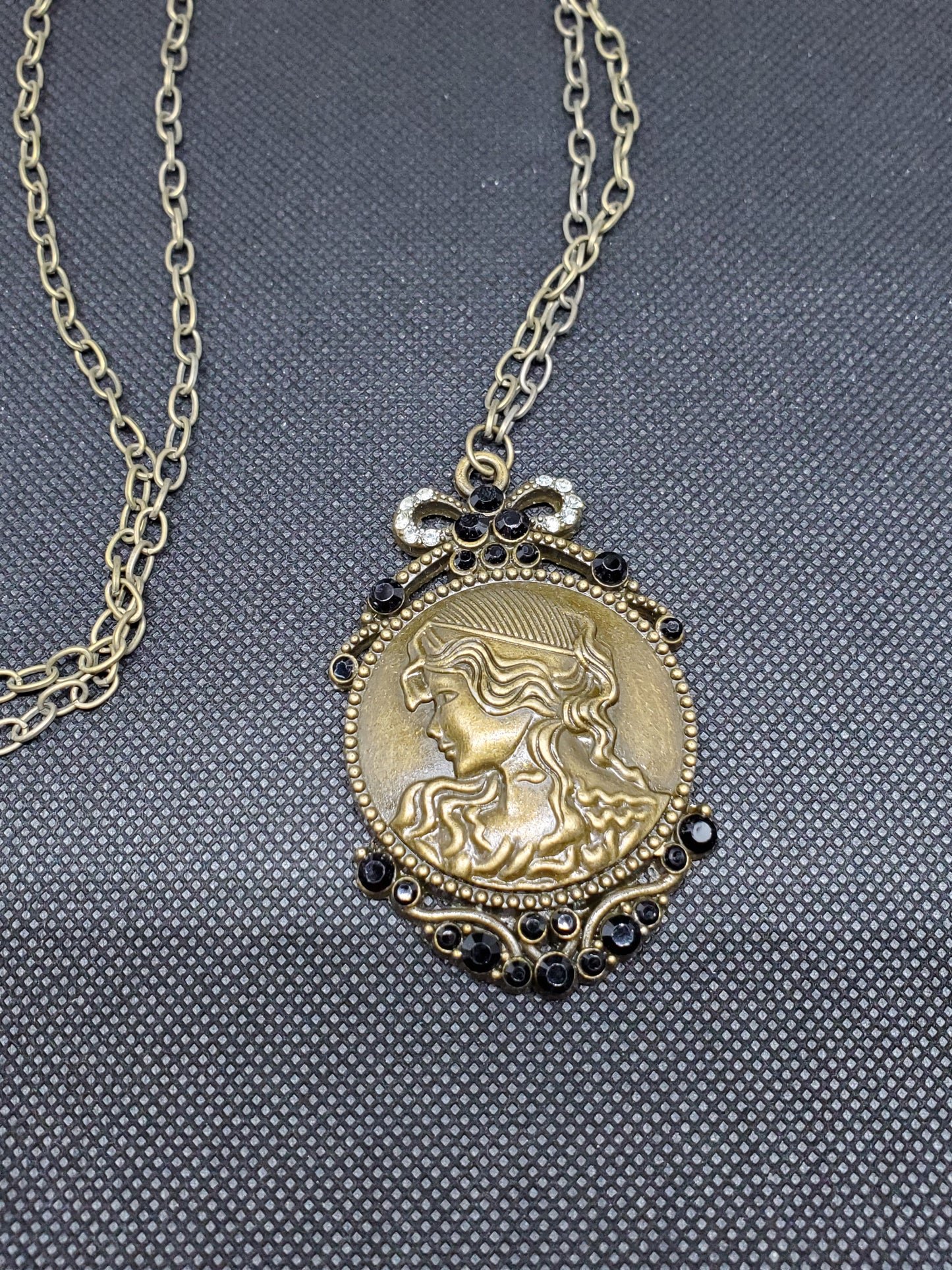 Vintage Style Cameo Pendant Necklace