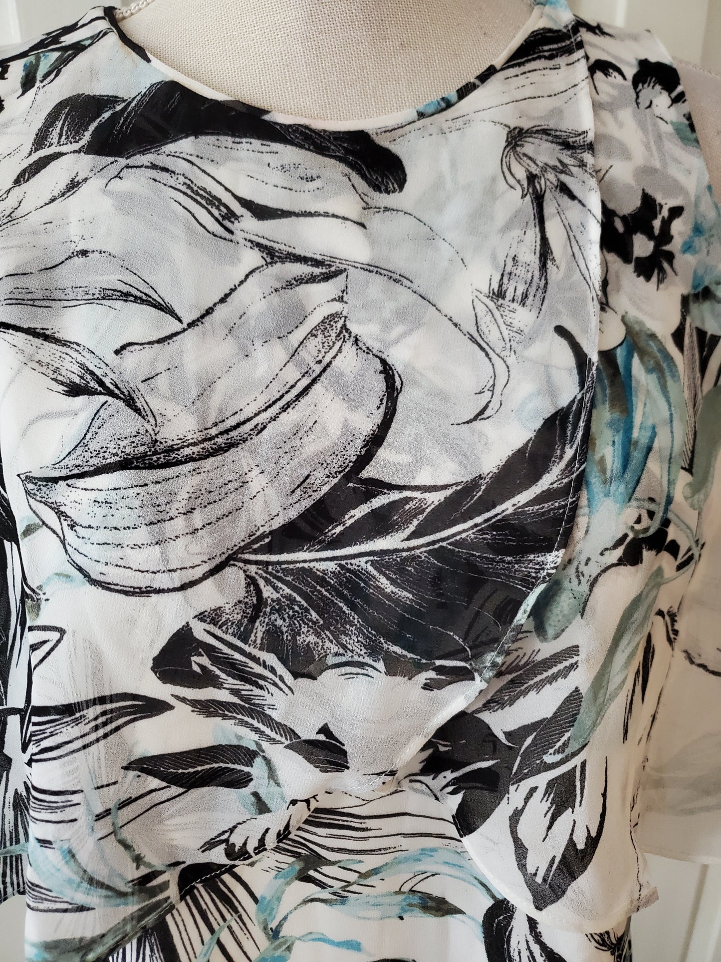 Ladies Top White House Black Market Size Small