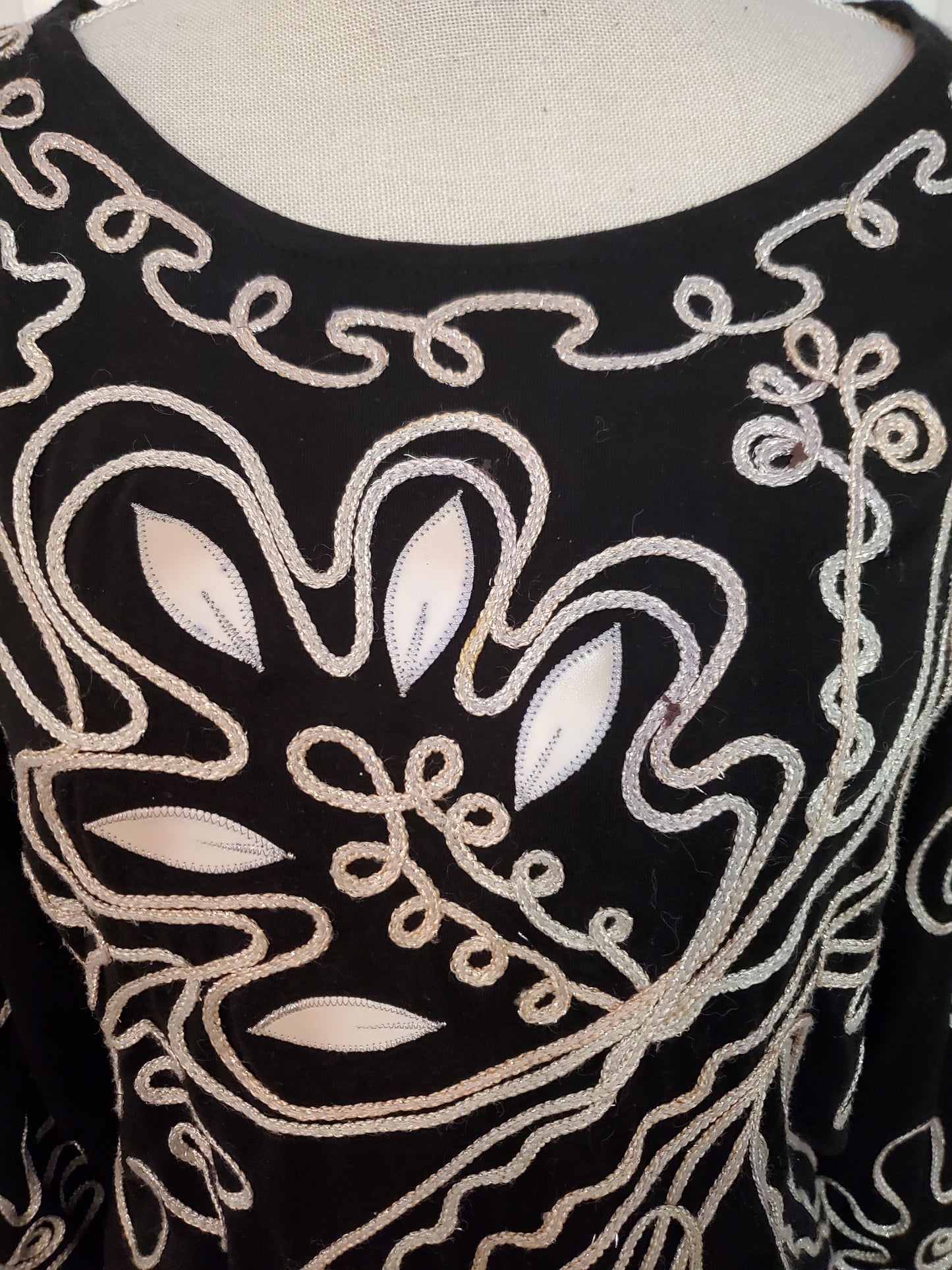 Lauren Michelle Embroidered Top Size Medium