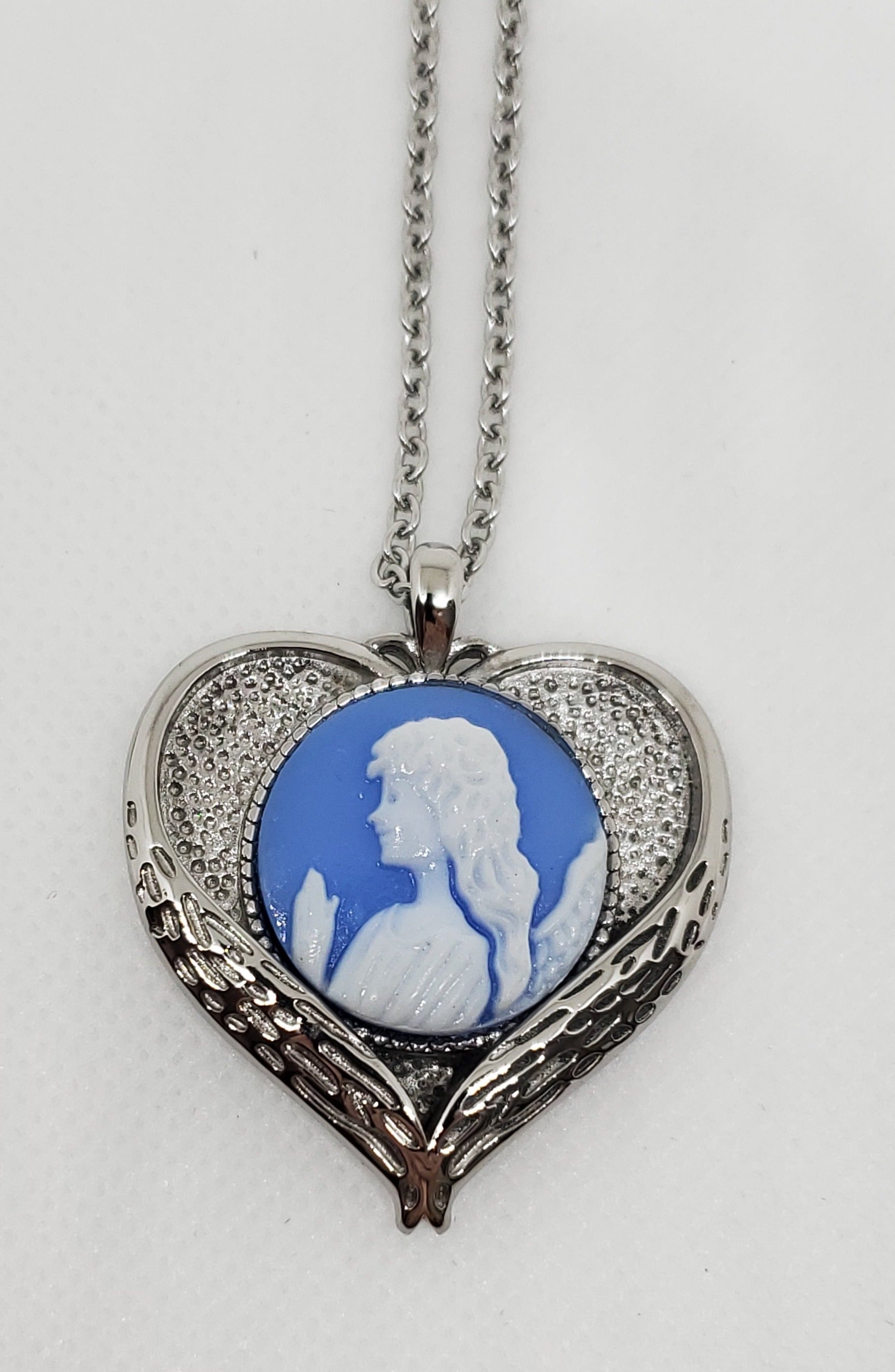 Cameo Commemorative Pendant Necklace 20 Inch