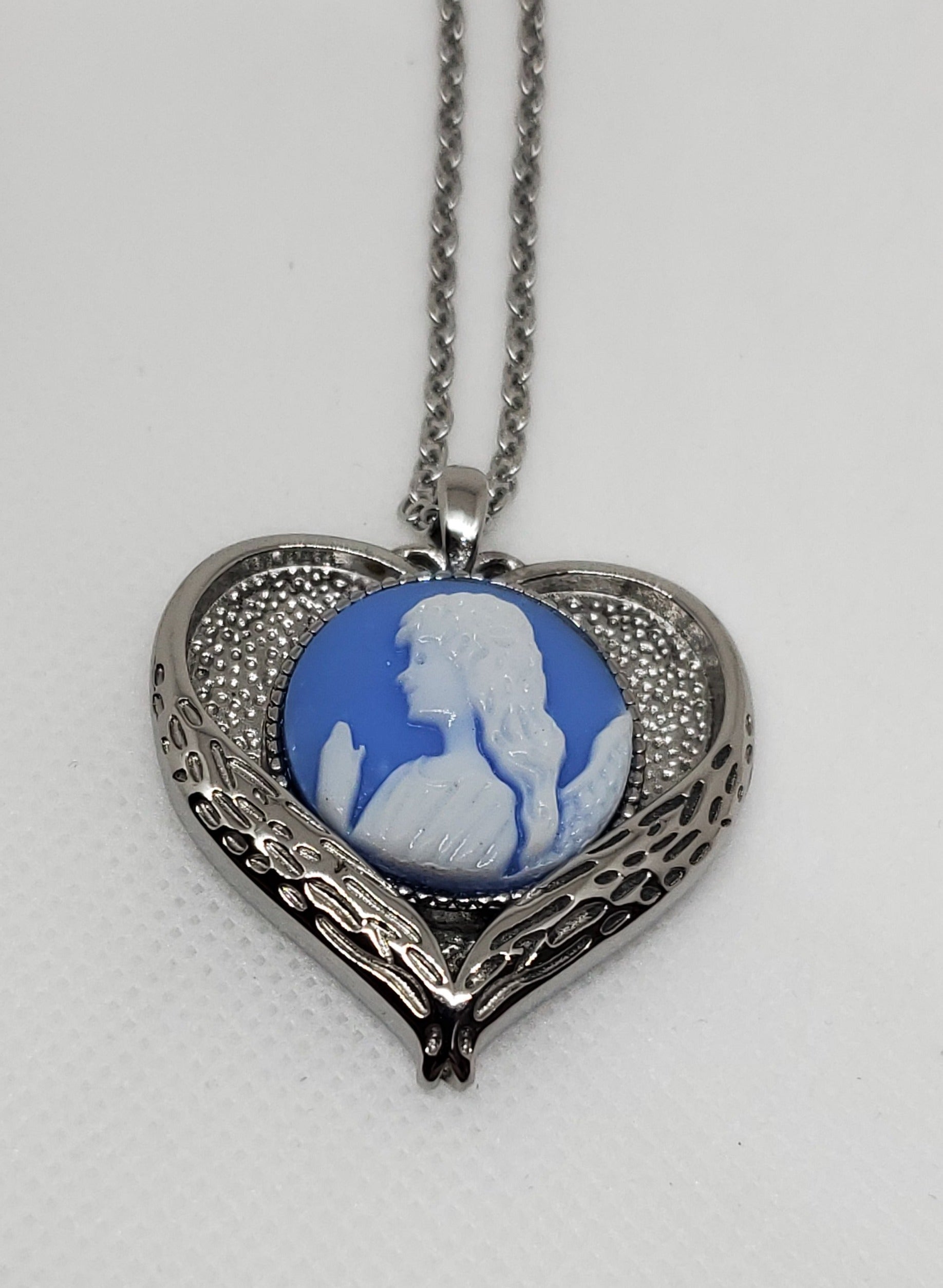 Cameo Pendant Necklace 20 Inch