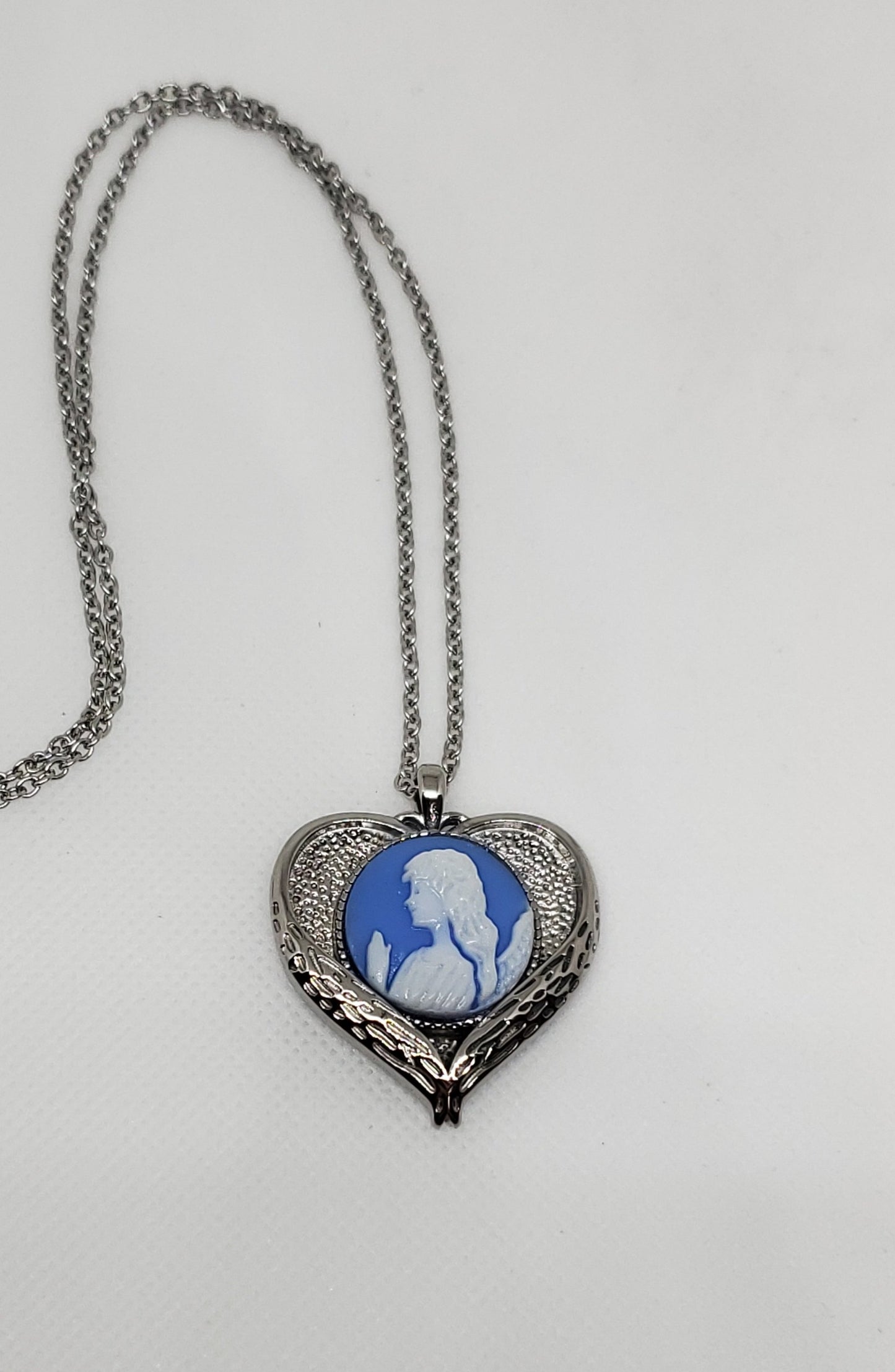 Cameo Pendant Necklace 20 Inch