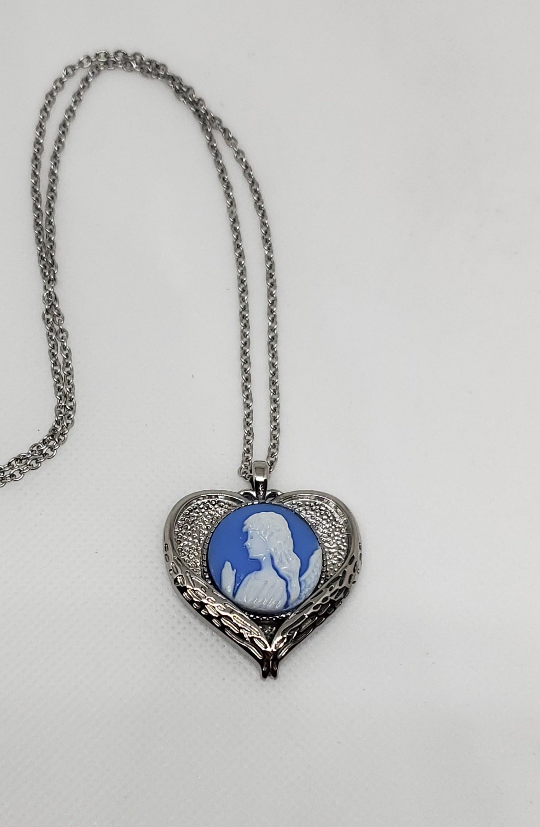 Cameo Pendant Necklace 20 Inch