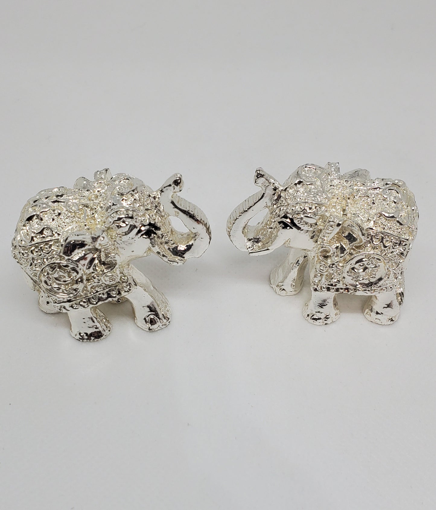 × Set of 2 Handcrafted Silver Elephant Table Décor