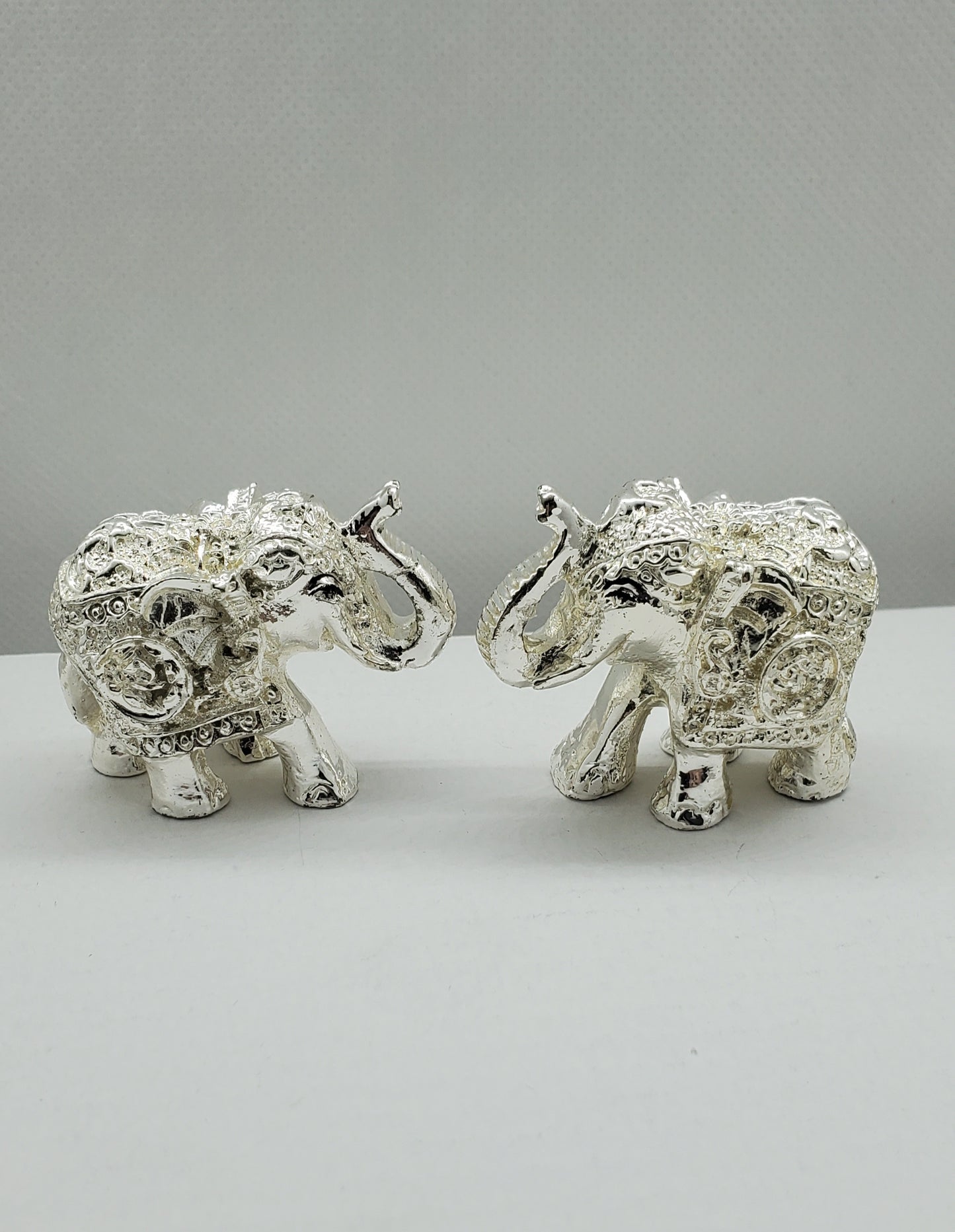× Set of 2 Handcrafted Silver Elephant Table Décor