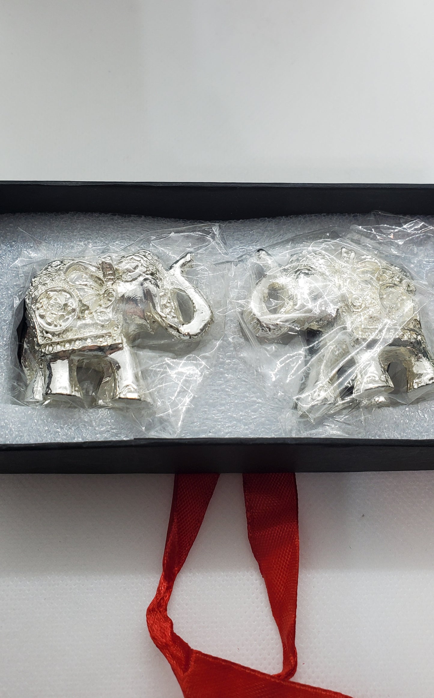 × Set of 2 Handcrafted Silver Elephant Table Décor