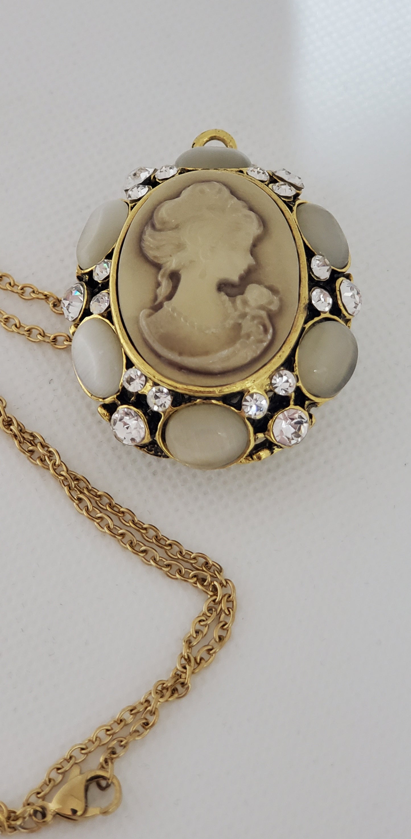 Tiger Eye Classic Cameo Pendant Necklace with Modern Twist