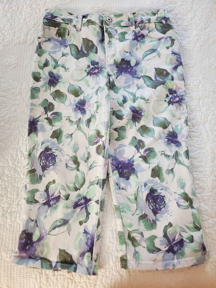 Gloria Vanderbilt Floral Jean Capris Size 6