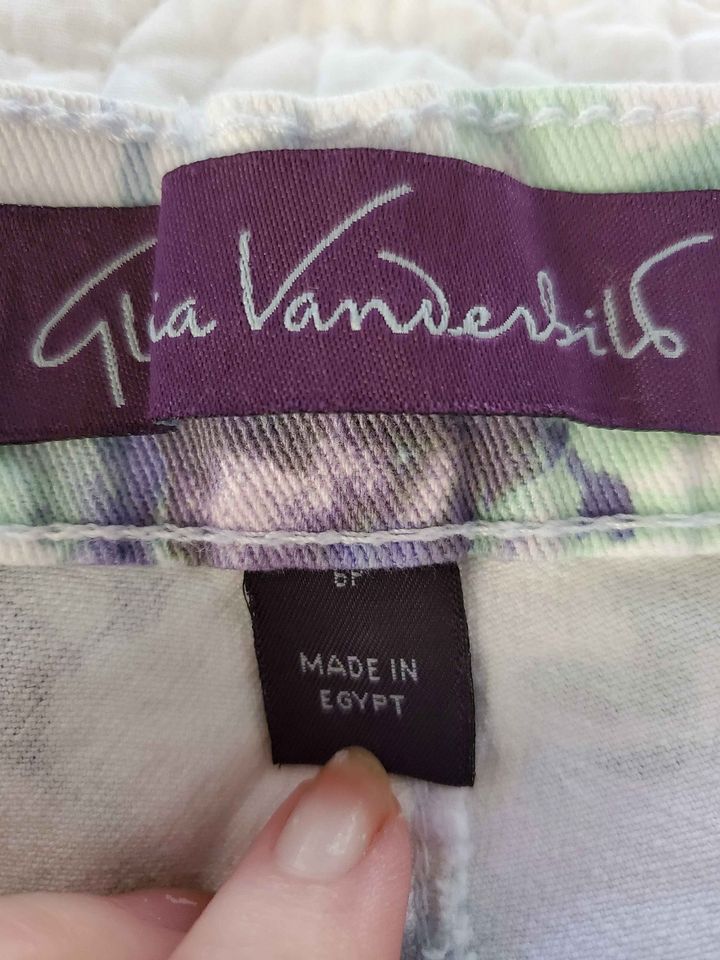 Gloria Vanderbilt Floral Jean Capris Size 6