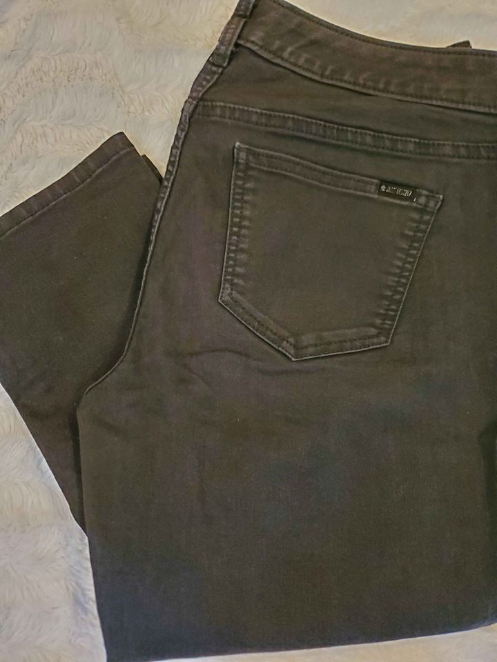 Jennifer Lopez Straight Leg Jean's Sz 6 - WHIMSICALIA