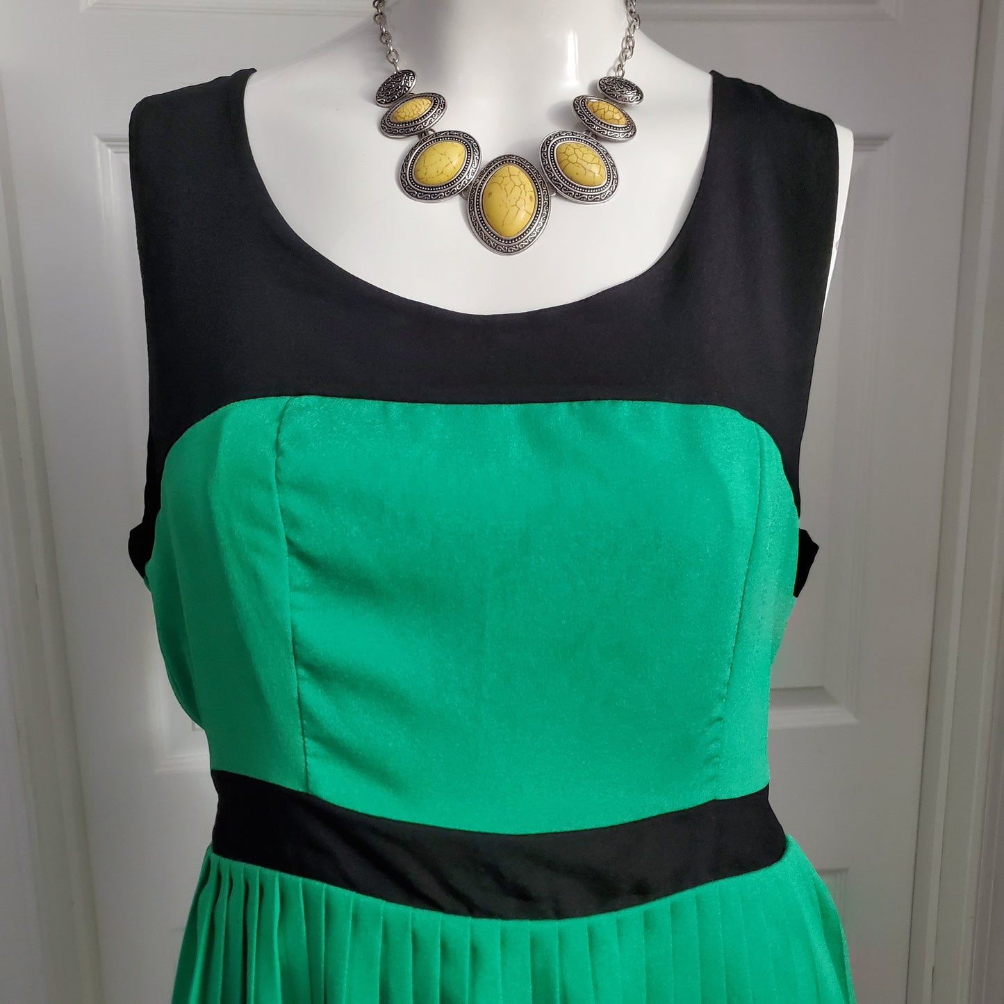 Monteau Green & Black Pleated Dress - Sz Large