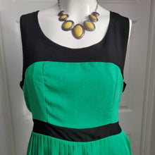 Load image into Gallery viewer, Monteau Green &amp; Black Pleated Dress - Sz Large
