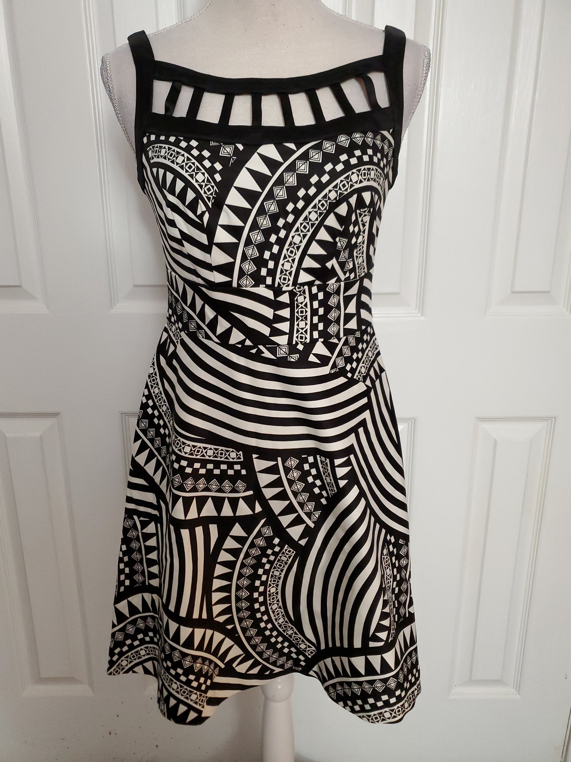 Crisp Form Flattering Dress Size 4