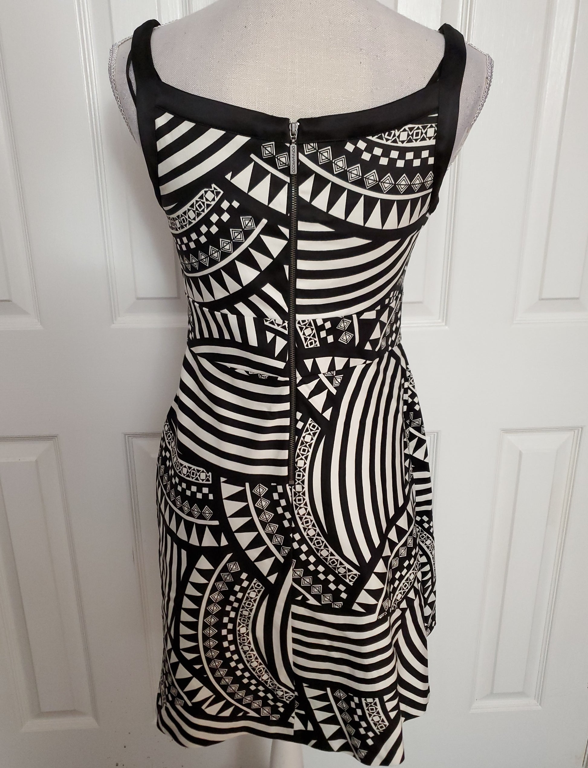 Crisp Form Flattering Dress Size 4