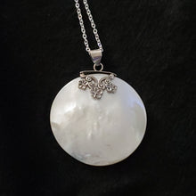 Load image into Gallery viewer, Bali Mother of Pearl Pendant Pearl Necklace
