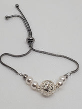 Load image into Gallery viewer, Silver Bead and Pearl Bracelet

