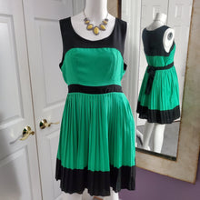 Load image into Gallery viewer, Monteau Green &amp; Black Pleated Dress - Sz Large

