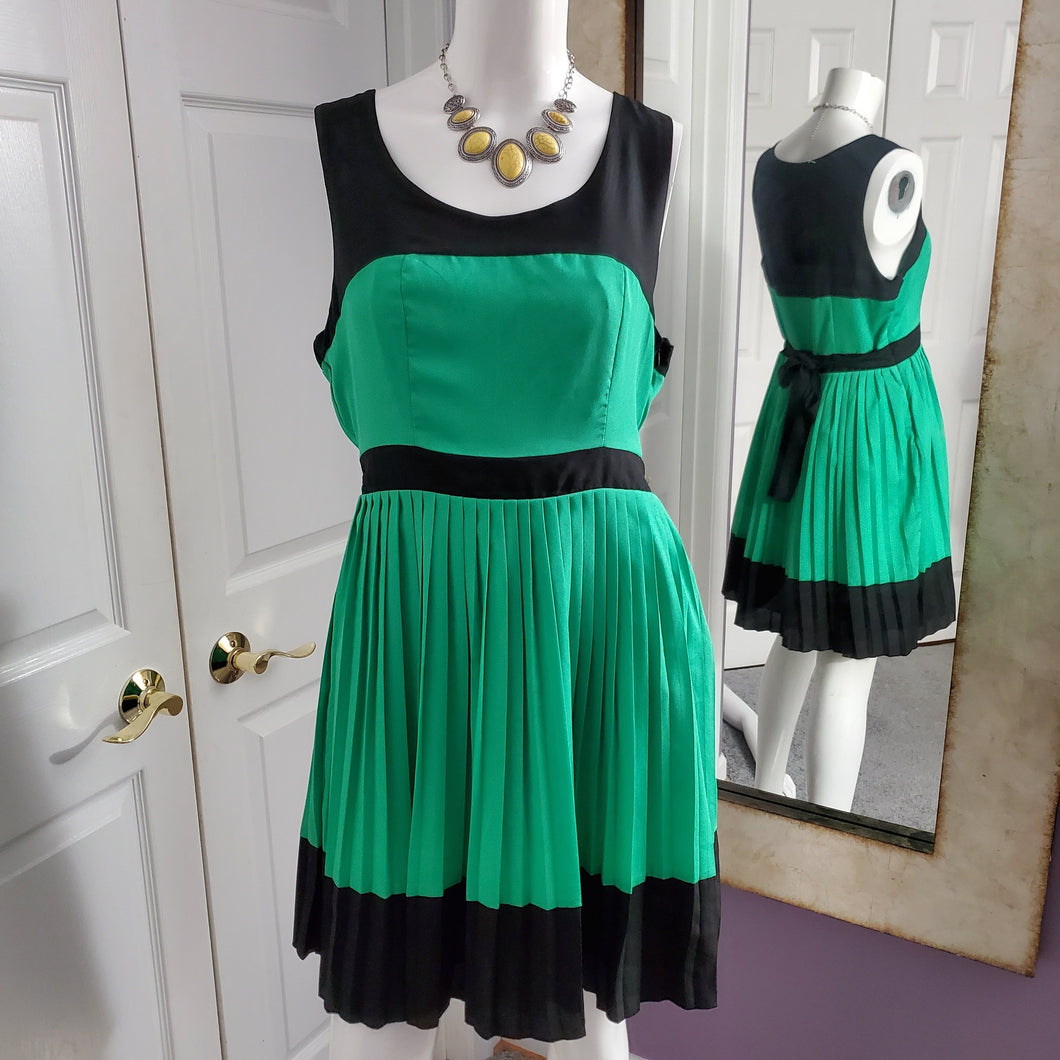Monteau Green & Black Pleated Dress - Sz Large